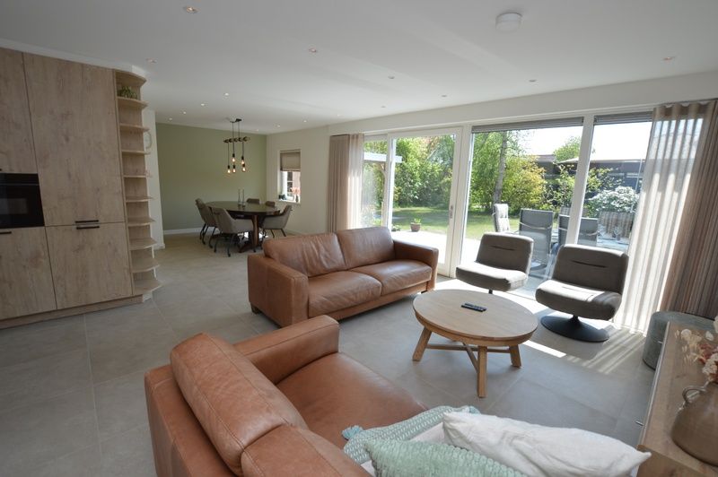 Offener Wohnbereich im Tempelierweg - Kogermient 18, Ferienhaus De Dennen, Texel mit Esszimmer und Gartenblick.