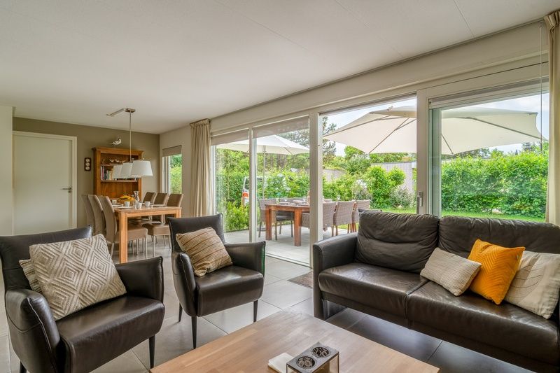 Esszimmer mit Blick auf den Garten im Landhuis Tempelierweg 23, Ferienhaus in De Dennen, Texel, Watteninseln.