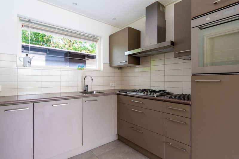 Moderne Kueche im Landhuis Tempelierweg 23, Ferienhaus in De Dennen, Texel auf den Watteninseln.