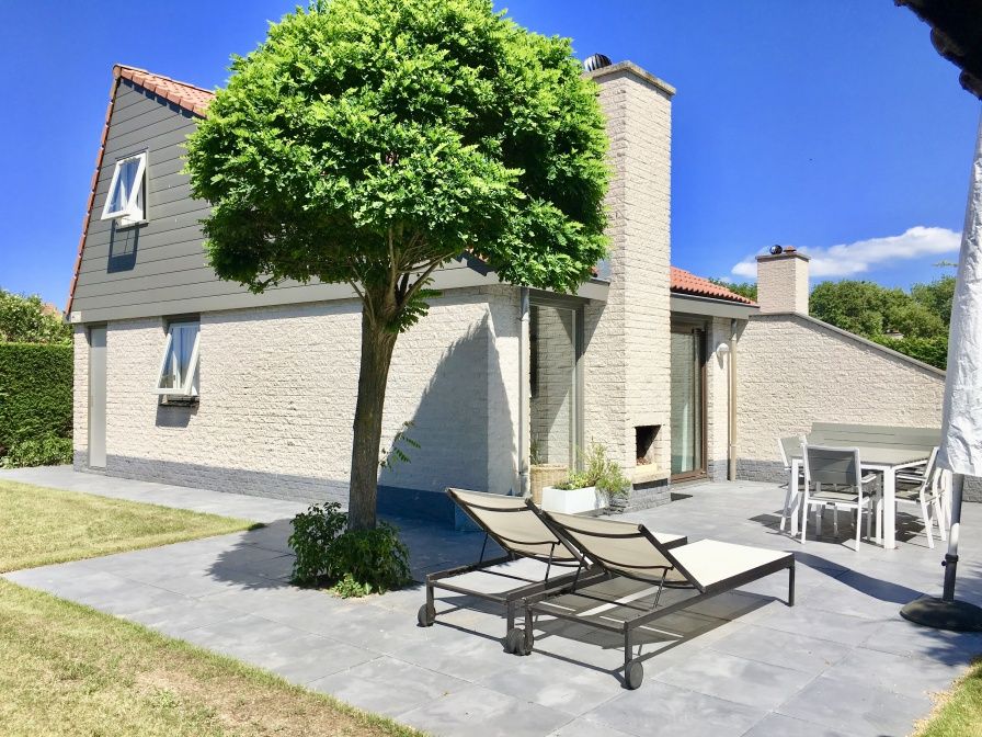 Vakantiehuis Gortersmient 358, De Dennen, Texel met zonnig terras en ligstoelen.