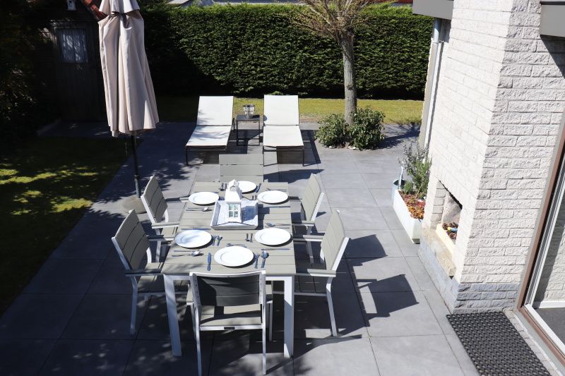 Buitenterras van Vakantiehuis Gortersmient 358, De Dennen, Texel met eettafel.