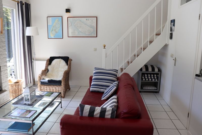 Gezellige woonkamer in Vakantiehuis Gortersmient 358, De Dennen, Texel met comfortabele bank.