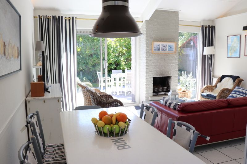 Eetkamer met uitzicht op tuin in Vakantiehuis Gortersmient 358, De Dennen, Texel.