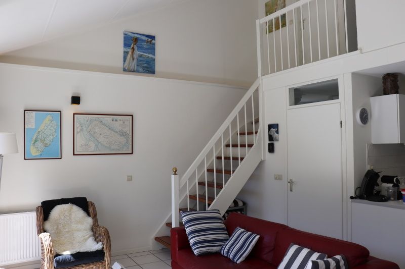 Open woonkamer met trap in Vakantiehuis Gortersmient 358, De Dennen, Texel.