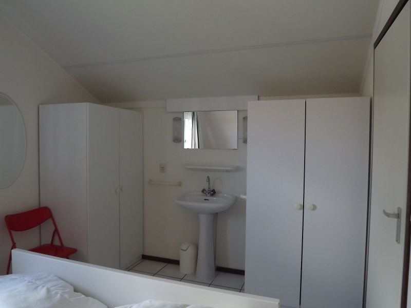 Badkamer met moderne douche in Vakantiehuis Gortersmient 358, De Dennen, Texel.