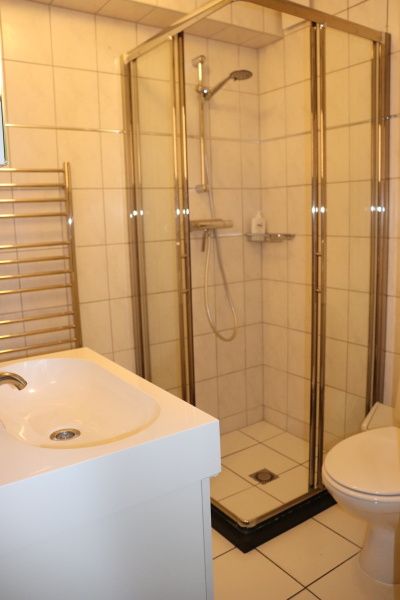 Slaapkamer met tweepersoonsbed in Vakantiehuis Gortersmient 358, De Dennen, Texel.