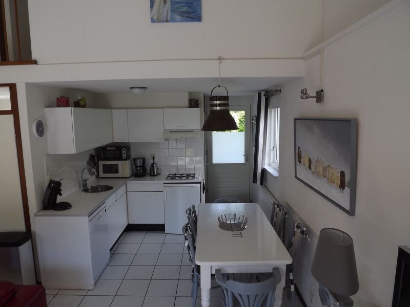 Moderne badkamer in Vakantiehuis Gortersmient 358, De Dennen, Texel met douche.