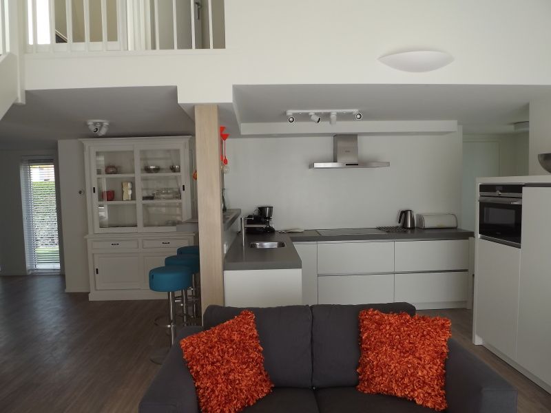 Stijlvolle keuken in Vakantiehuis Gortersmient 350, De Dennen, Texel, met moderne apparatuur voor een comfortabele vakantie.
