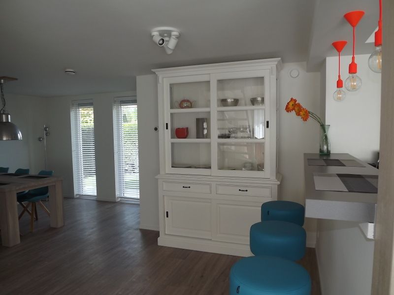 Lichte eetkamer en bar in Vakantiehuis Gortersmient 350, De Dennen, Texel, met veel ruimte voor gezelligheid.