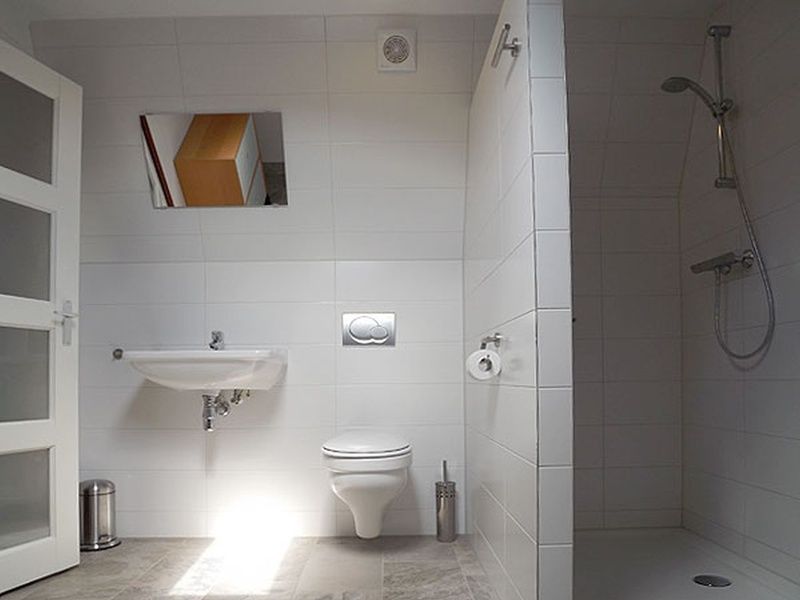 Geraeumiges Esszimmer im Ferienhaus Gortersmient 326, Texel, mit einem stilvollen Esstisch und sechs Stuehlen.