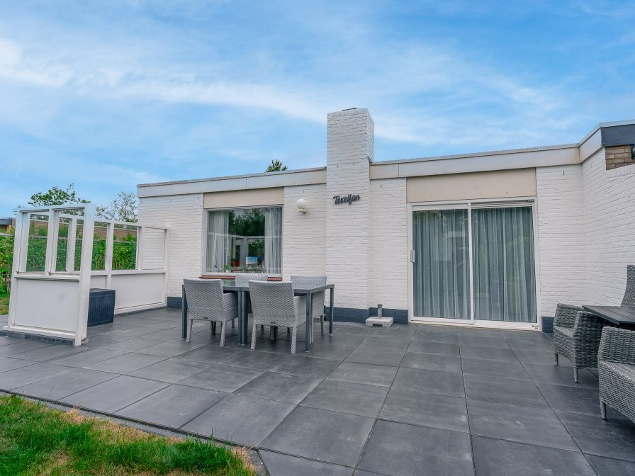 Ruim terras bij Bungalowpark 't Luwe Land, Texelfan, De Dennen, Texel. Geniet van de buitenlucht op het comfortabele terras van de vakantiewoning.