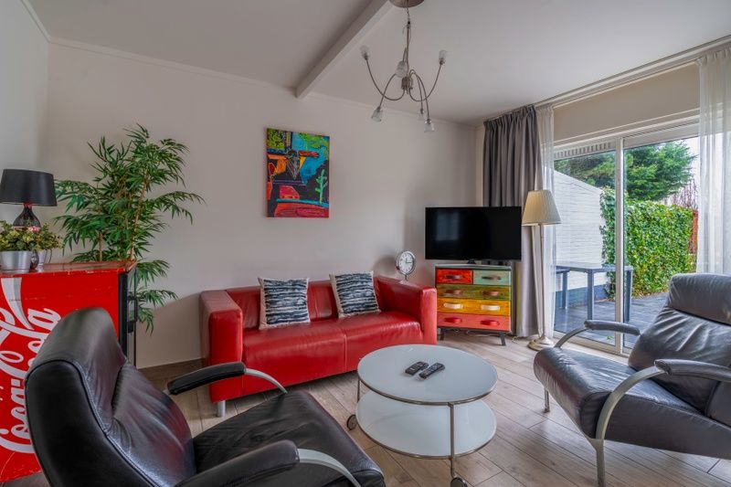 Gezellige woonkamer in Bungalowpark 't Luwe Land, Texelfan, De Dennen, Texel. Comfortabele zithoek met moderne inrichting in de vakantiewoning.