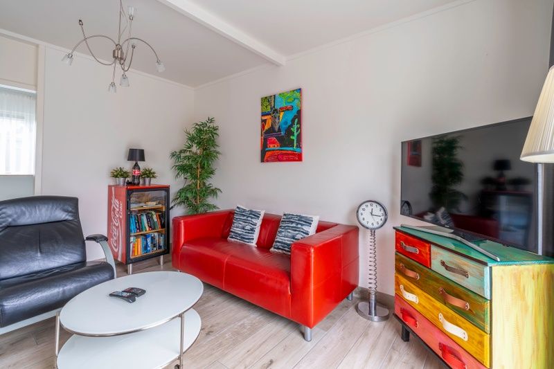 Stijlvolle binnenruimte in Bungalowpark 't Luwe Land, Texelfan, De Dennen, Texel. Gezellige woonkamer met kleurrijke accenten in het vakantiehuis.