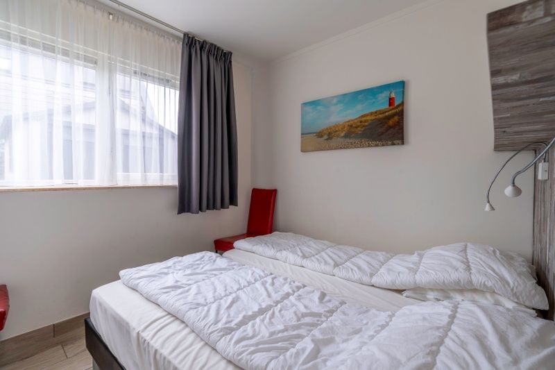 Gezellige tweede slaapkamer in Bungalowpark 't Luwe Land, Texelfan, De Dennen, Texel. Slaapkamer met twee bedden en frisse inrichting in het vakantiehuis.