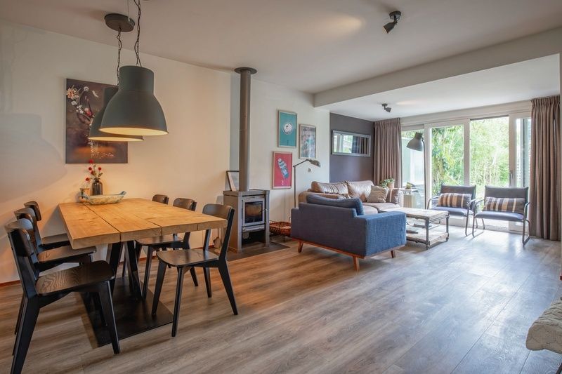 Eet- en zithoek in Bungalowpark Gortersmient - Blommenzee, De Dennen, Texel. Gezellige binnenruimte.