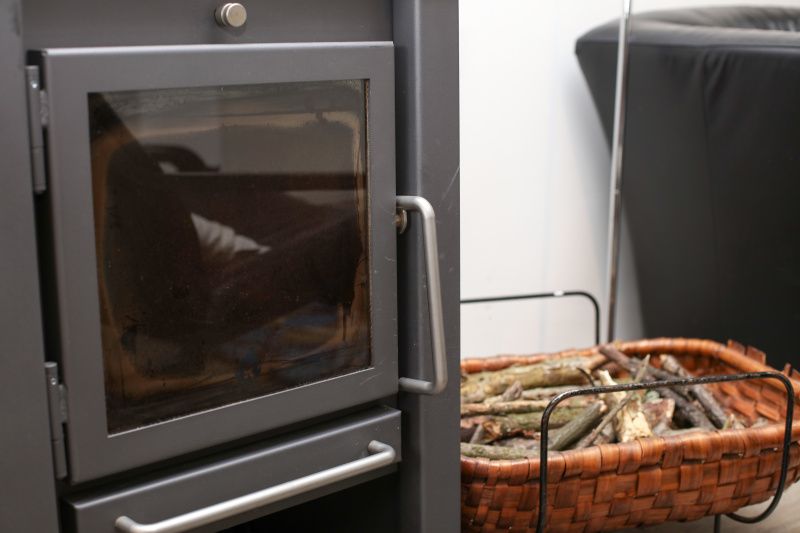 Knusse houtkachel in Bungalowpark Gortersmient - Blommenzee, De Dennen, Texel. Perfect voor koude avonden.