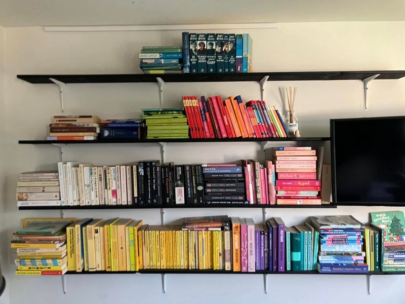 Kleurrijke boekencollectie in Bungalowpark Gortersmient - Blommenzee, De Dennen, Texel. Inspirerende leeshoek.