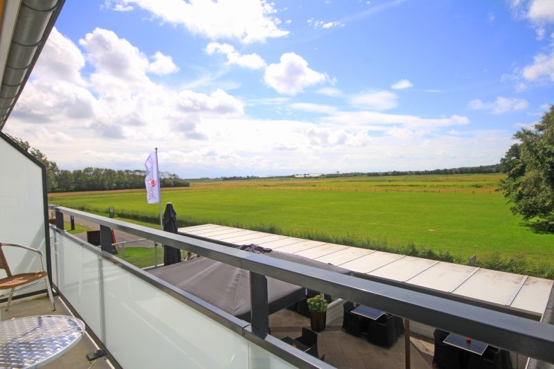 Atemberaubende Aussicht vom Balkon des Appartements Bos en Duin 19, Texel auf die gruenen Felder.