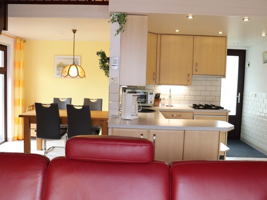 Gemuetliche Kueche und Essecke im Ferienhaus Gortersmient 300, De Dennen, Texel. Komfortables Ferienhaus mit modernen Annehmlichkeiten.