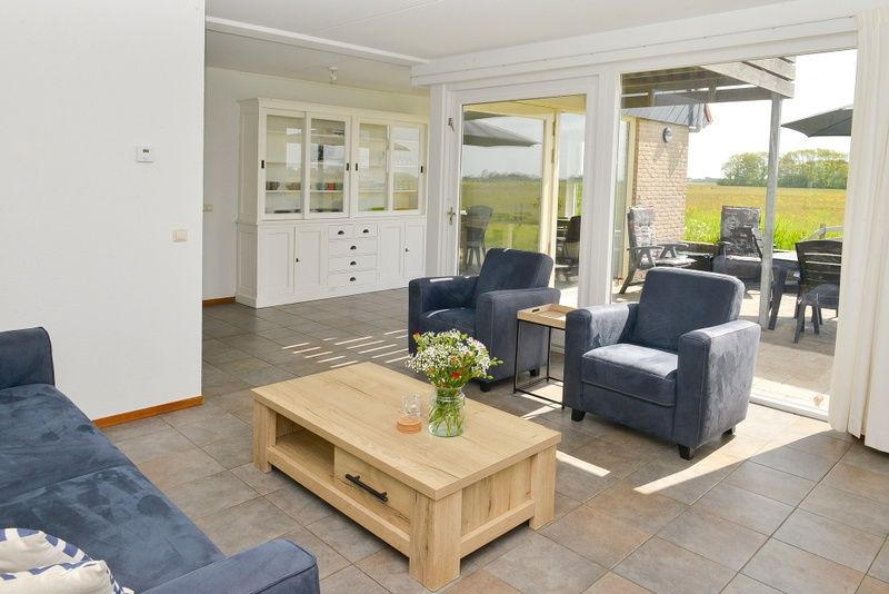 Helles Wohnzimmer im Ferienhaus De Mispel, De Dennen, Texel mit komfortabler Einrichtung.
