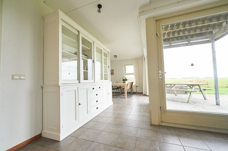 Esszimmer in De Mispel, Ferienhaus in De Dennen, Texel mit Blick auf die Natur.