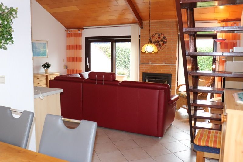 Gemuetliches Wohnzimmer mit grossen Fenstern im Ferienhaus Gortersmient 300, De Dennen, Texel. Geniessen Sie die Aussicht und die Natur auf den Waddeninseln.