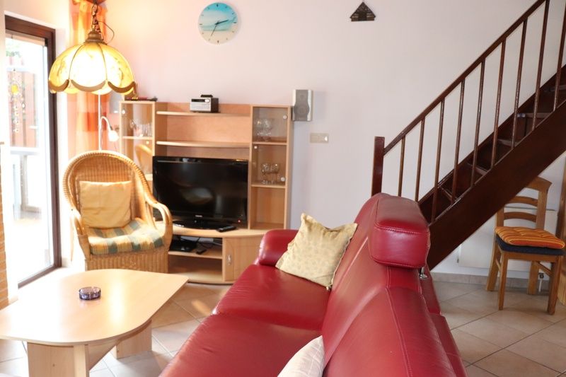 Gemuetliche Sitzecke mit Fernseher im Ferienhaus Gortersmient 300, De Dennen, Texel. Perfekt zum Entspannen nach einem Tag auf Texel.