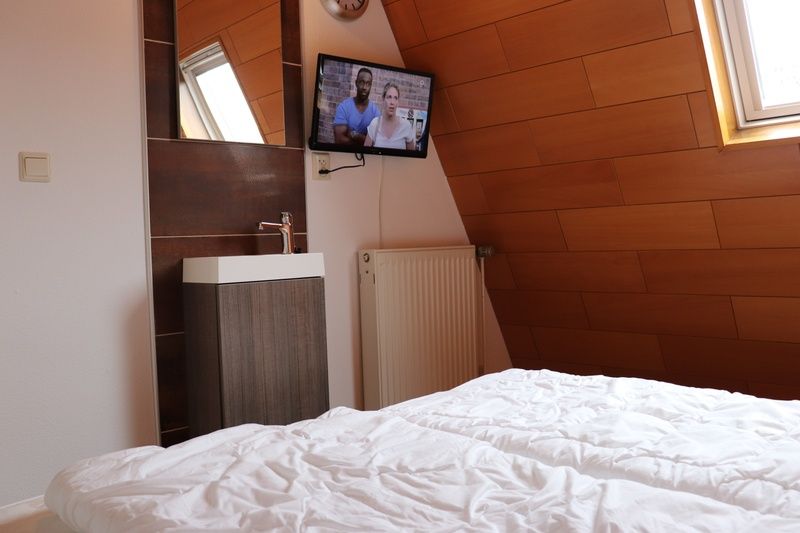 Gemuetliches Schlafzimmer mit Fernseher im Ferienhaus Gortersmient 300, De Dennen, Texel. Ferienhaus fuer einen erholsamen Aufenthalt.