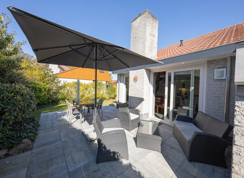 Geraeumige Terrasse mit Sonnenschirm im Ferienhaus Gortersmient 236 im Bungalowpark Gortersmient, De Dennen Texel.