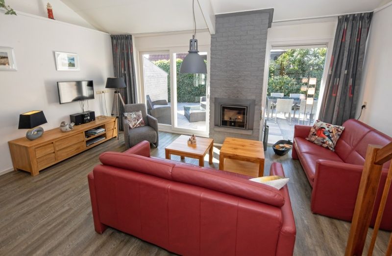 Gemuetliches Wohnzimmer mit Kamin im Ferienhaus Gortersmient 236, Bungalowpark Gortersmient, De Dennen Texel.