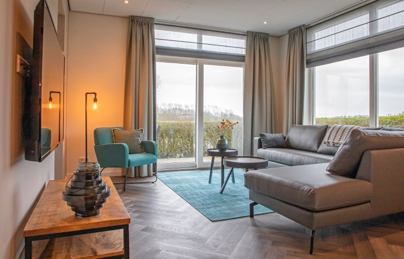 Helles Wohnzimmer im Apartment Bos en Duin 01, De Dennen, Texel mit grossen Fenstern.