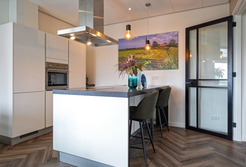 Offene Kueche und Essbereich im Apartment Bos en Duin 01, De Dennen, Texel fuer gemuetliche Mahlzeiten.