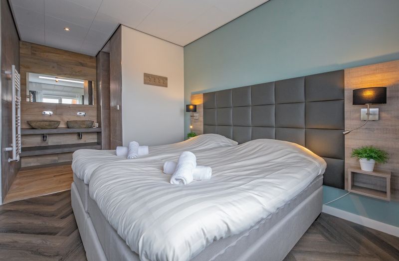 Modernes Badezimmer im Apartment Bos en Duin 01, De Dennen, Texel mit Doppelwaschbecken.