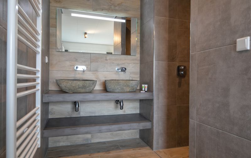 Stilvolle Waschbecken im Badezimmer des Apartments Bos en Duin 01, De Dennen, Texel.