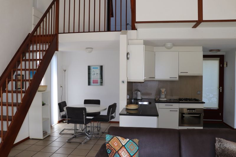 Offene Kueche und Essbereich im Ferienhaus Gortersmient 260, De Dennen, Texel, fuer einen komfortablen Aufenthalt.