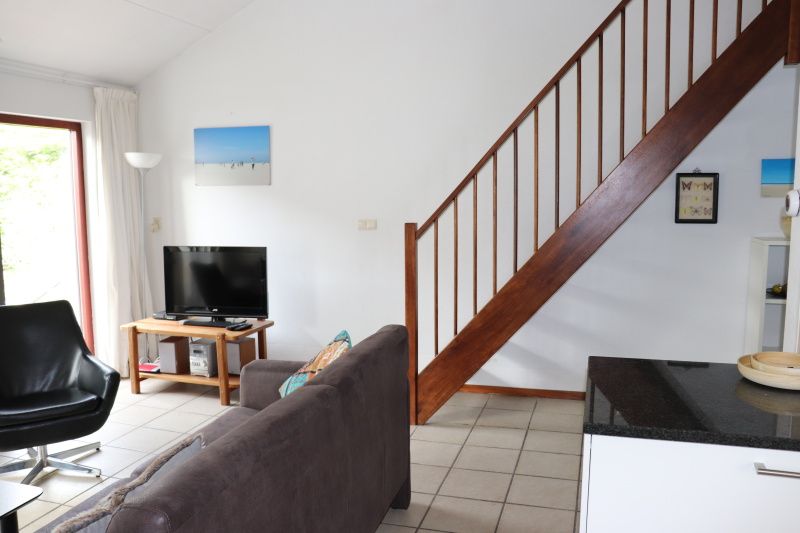 Komfortable Sitzecke und Treppe im Ferienhaus Gortersmient 260, De Dennen, Texel, fuer ein gemuetliches Beisammensein.