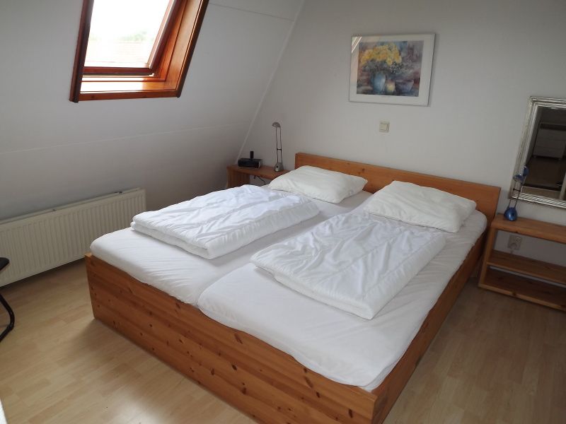 Schlafzimmer mit Doppelbett im Ferienhaus Gortersmient 260, De Dennen, Texel, fuer eine gute Nachtruhe.