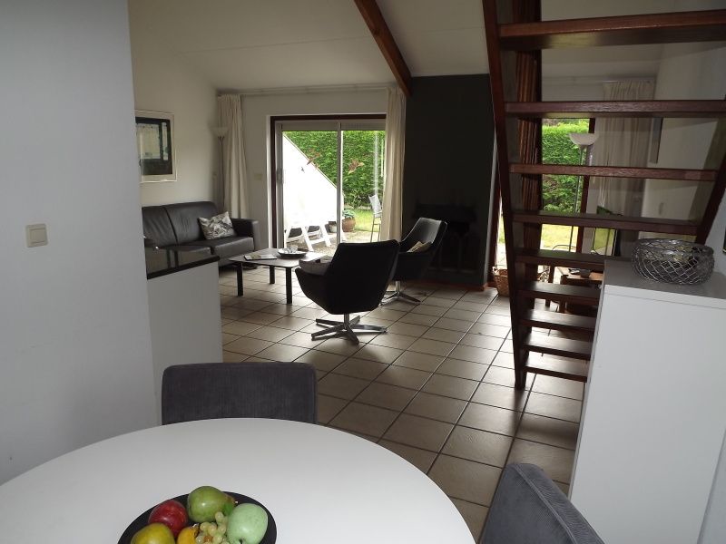 Sitzecke mit Blick auf die Terrasse im Ferienhaus Gortersmient 260, De Dennen, Texel, ideal zum Entspannen.