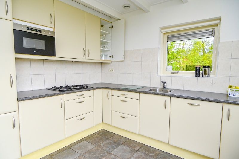 Volledig uitgeruste keuken in vakantiehuis Turel, De Dennen, Texel met natuurzicht.