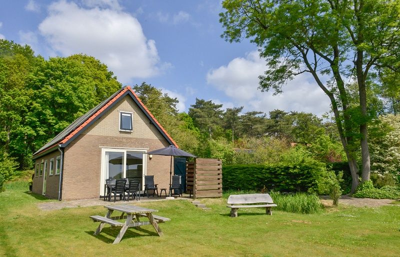 Buitenzijde van vakantiehuis Turel in De Dennen, Texel met tuin en zitgedeelte.