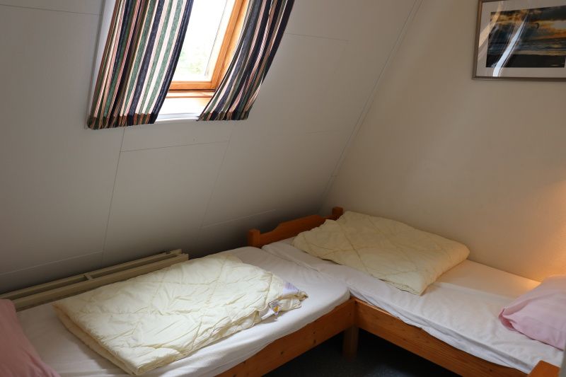 Second bedroom with single beds in Holiday home Gortersmient 290, Texel.