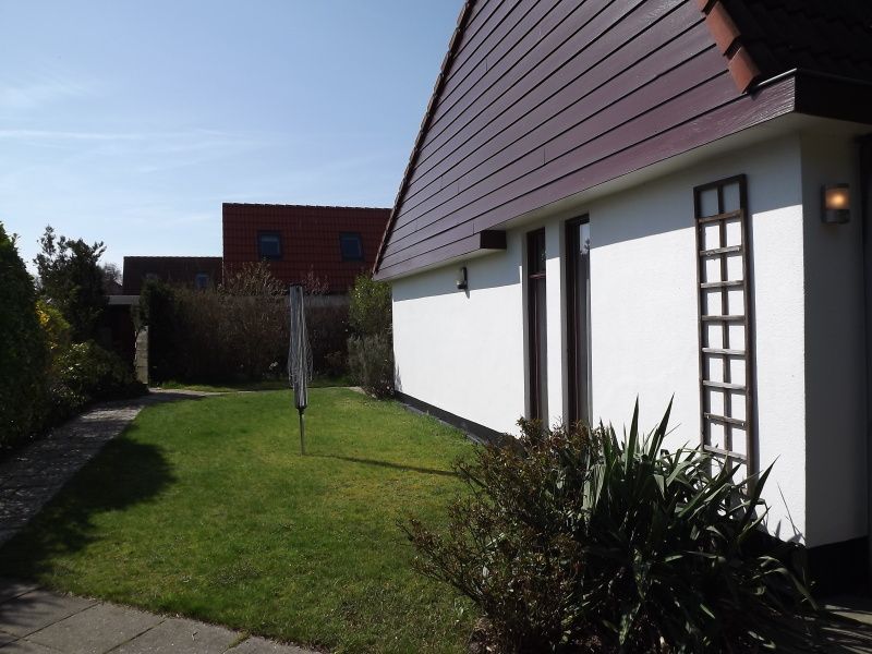 Green garden surrounding Holiday home Gortersmient 290, De Dennen, Texel.