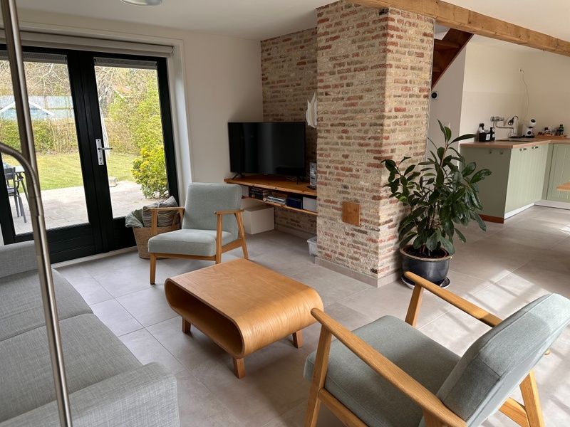 Innenraumzimmer 't Seumerhuussie in De Dennen, Texel mit moderner Einrichtung und Gartenblick.