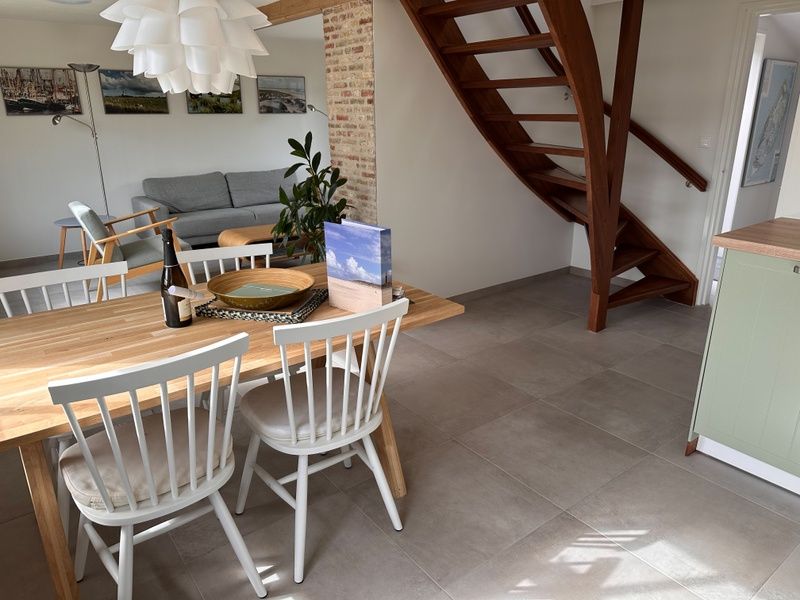 Modernes Esszimmer in 't Seumerhuussie, Texel; Ferienhaus in De Dennen.