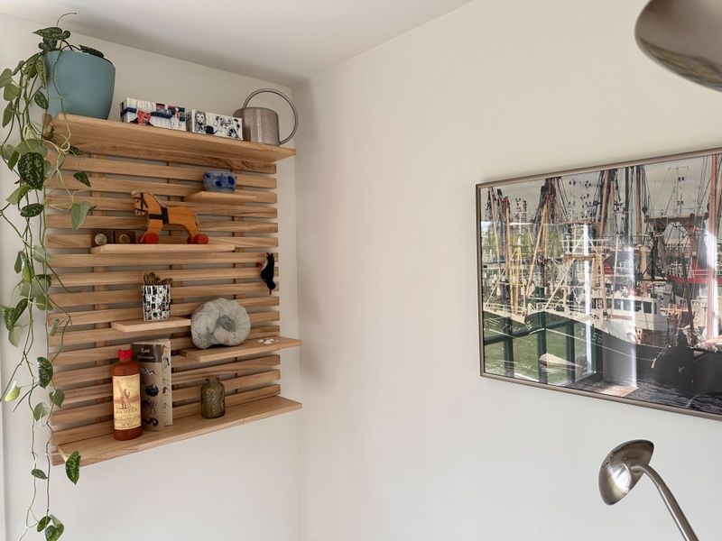 Dekoratives Regal in 't Seumerhuussie, Ferienhaus in De Dennen, Texel.