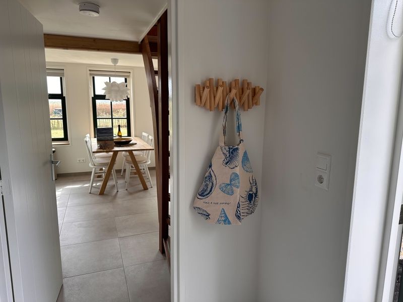 Eingang zu 't Seumerhuussie, Texel; Ferienhaus in De Dennen mit Blick auf das Esszimmer.