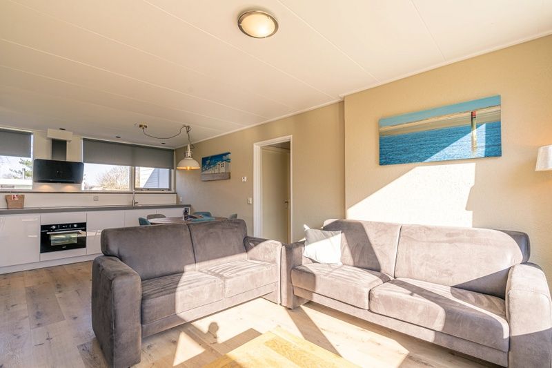 Stilvolles Wohnzimmer im Ferienhaus De Parel 166, Bungalowpark De Parel, Texel. Raum fuer Entspannung und Gemuetlichkeit.