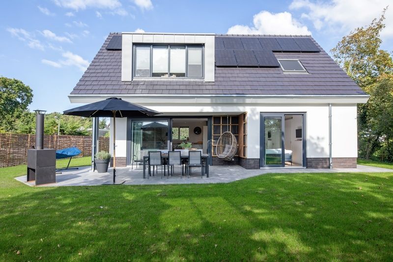 Vakantiehuis Villa Effe Wad in De Dennen, Texel, met grote veranda en uitnodigende buitenruimte.