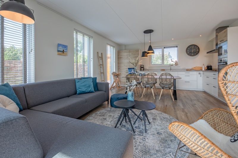 Stijlvolle woonkamer van Villa Effe Wad, Bungalowpark 't Hoogelandt, Texel, met comfortabele zithoek.