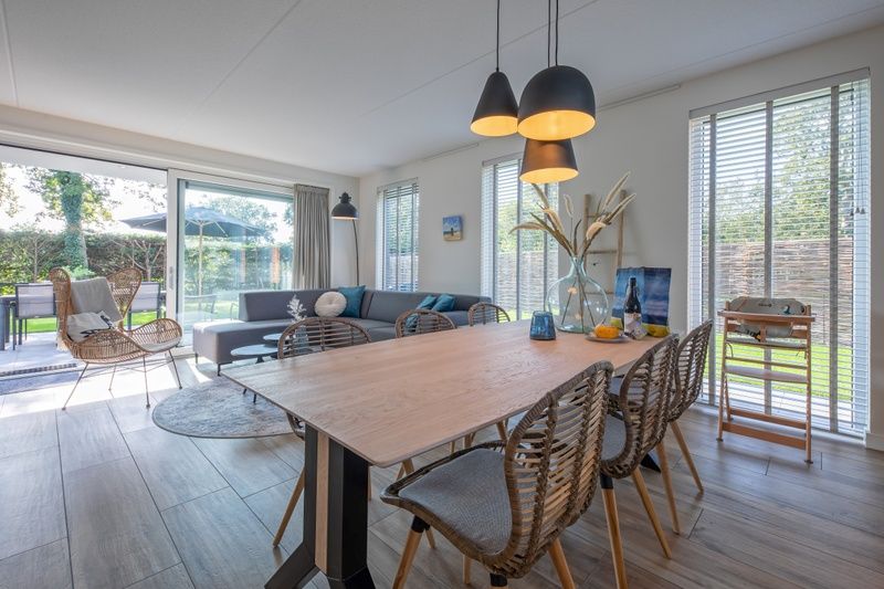 Ruime keuken in Villa Effe Wad, Texel, met moderne apparatuur en stijlvolle inrichting.